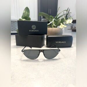 VERSACE VE2213 Matte Black Aviator Sunglasses NWOT Incl Box, Case & Cloth